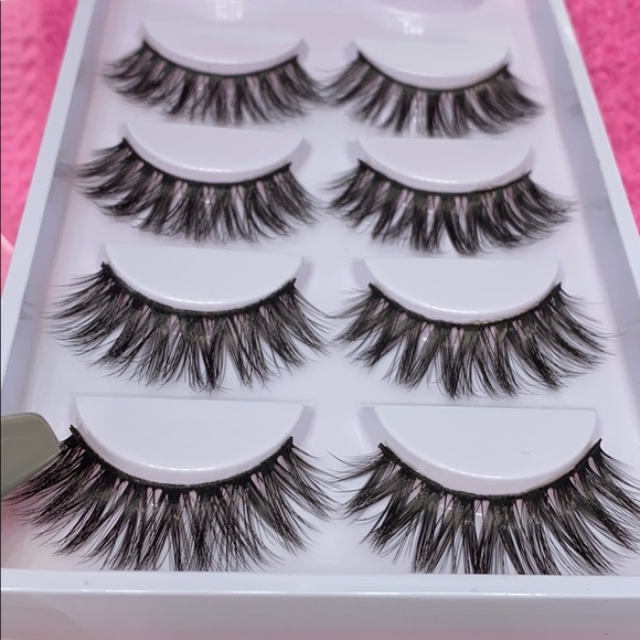 4 Pairs of Lashes - Picture 2 of 2
